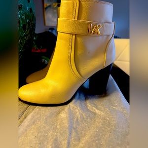 MICHAEL Michael Kors Jilly Heeled Bootie (Light Cream) Women's Shoes